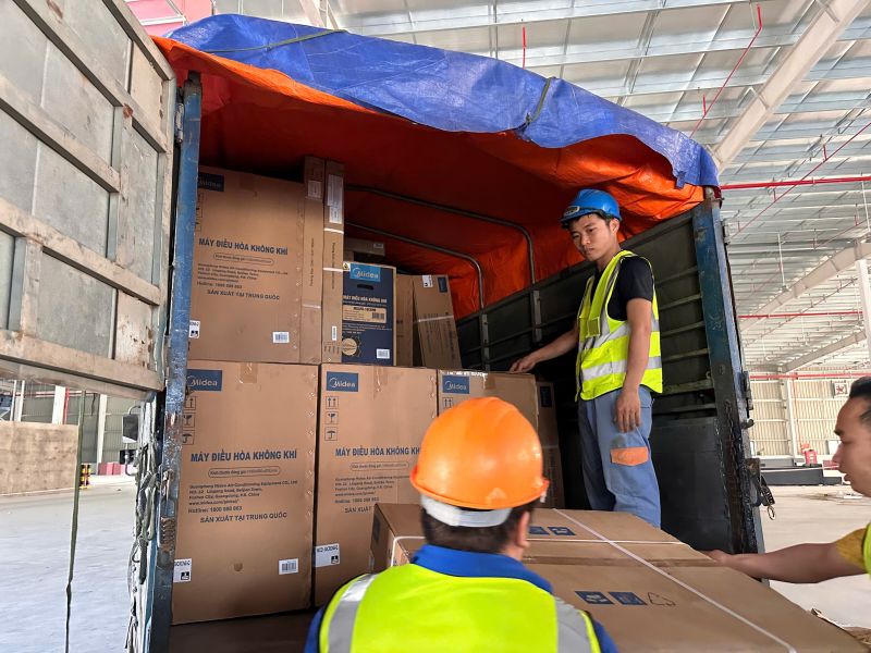 thiết bị điều hòa midea về công trường